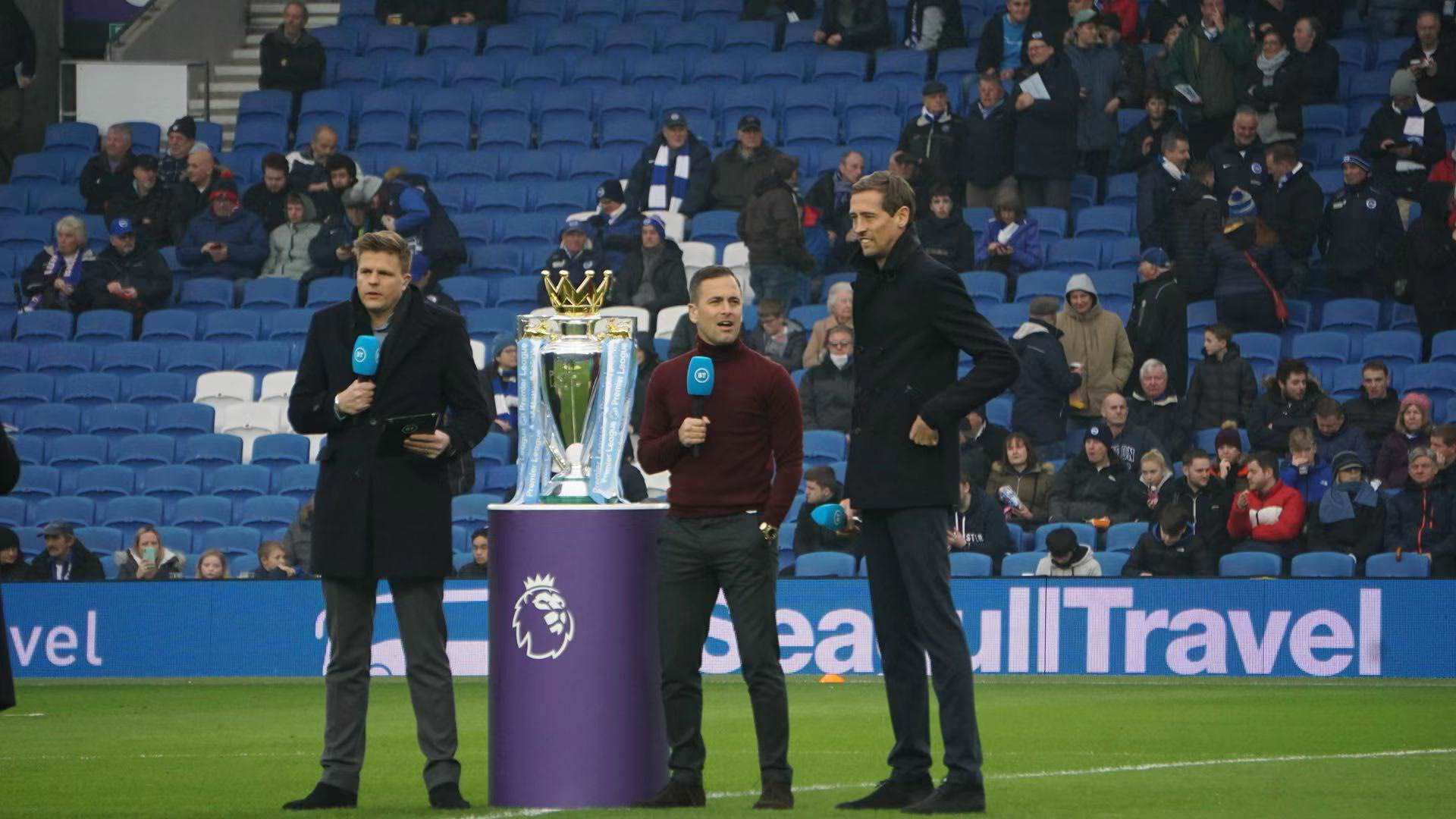 背后折射出 背后折射出